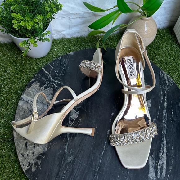 BADGLEY MISCHKA
Nala Curvy Stiletto
Heel Ivory Satin size 9 
$245 store display - Picture 6 of 16